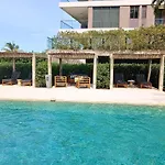 Lujoso Apto con Piscina Privada y salida a playa