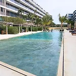 Lujoso Apto con Piscina Privada y salida a playa
